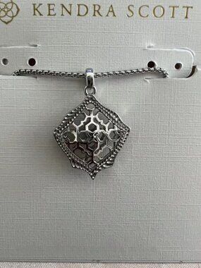 Kendra Scott necklace